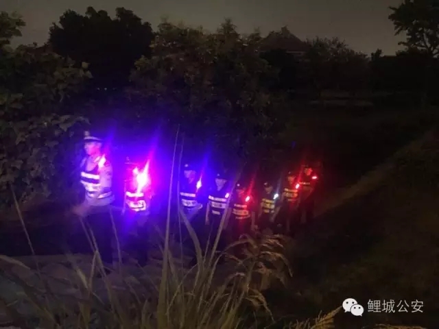 AG亚娱集团官方-迷你消防车开进老小区 开路先锋攻狭窄路(图3) ag亚娱官网